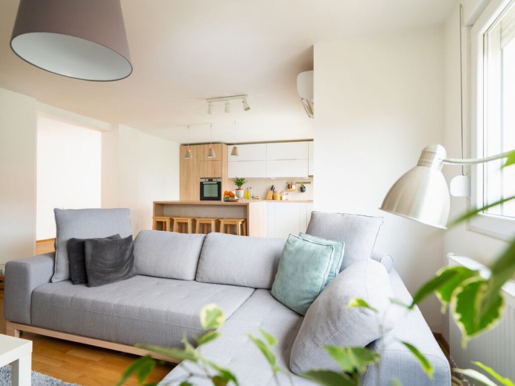 バリアヘルスの自動換気システムで空気がきれいな、明るく快適なリビングルームのインテリア