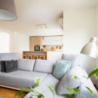 バリアヘルスの自動換気システムで空気がきれいな、明るく快適なリビングルームのインテリア