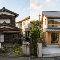 左側は草木が茂り「建築不可」の看板が立つ老朽化した日本の古民家。右側は同じ場所に5年かけて建てられた、明るい木目調のモダンな新築住宅と、前を歩く男性の姿。建て替え前後のビフォーアフター。