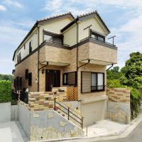 限られた敷地と道路高低差を上手に利用したビルトインガレージ付住宅