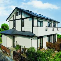 白い外壁とハーフティンバーの家
