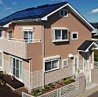 明るい外壁と白いサッシの軽快なデザインのオール電化住宅