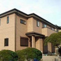 玄関をふたつ設けたつかず離れずの二世帯住宅