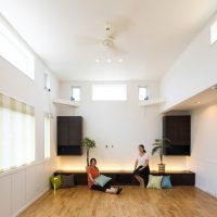 大家族が住まう二世帯三階建ての家