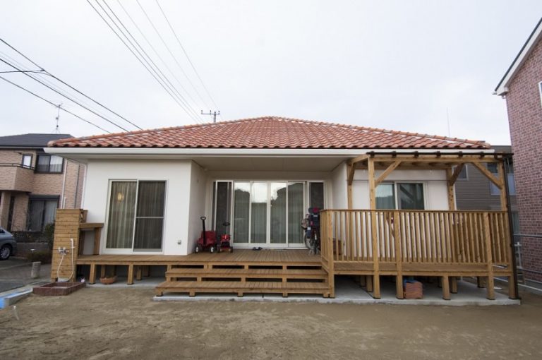 洋瓦屋根の平屋の住まい