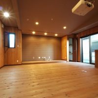 天然木を採用したホームシアターのある平屋建ての家