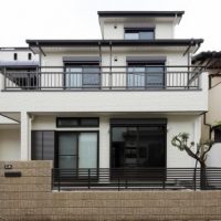 各階に大きなガーデンバルコニーのある三階建て住宅