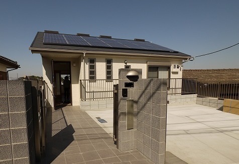 太陽光発電パネルを搭載した２階に玄関がある家