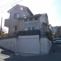 リビングルームとキッチンに高窓を設けた採光に配慮した住まい