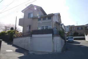 リビングルームとキッチンに高窓を設けた採光に配慮した住まい