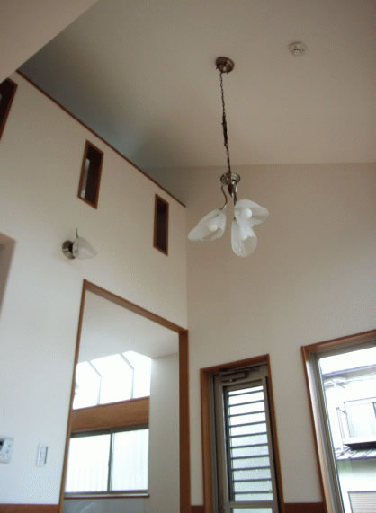 リビングルームとキッチンに高窓を設けた採光に配慮した住まい