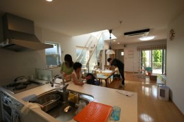 ガラス手摺のデザイン階段とオープンキッチンのシャープなデザイン住宅