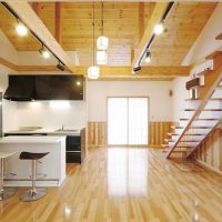 木のぬくもりとロフト吹抜けを楽しめる夫婦ふたりの終の住まい
