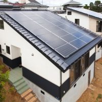 太陽光発電パネルを多く搭載した片流れ屋根の家