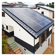 太陽光発電パネルを多く搭載した片流れ屋根の家