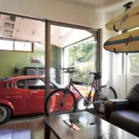 愛車を眺めるショーガレージのある家