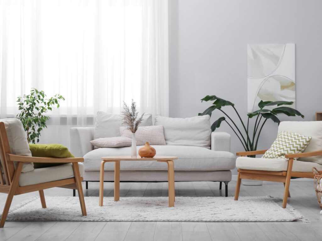 明るい日差しが差し込む、湿気がなくさらりと快適なリビングルームの内装