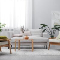 明るい日差しが差し込む、湿気がなくさらりと快適なリビングルームの内装